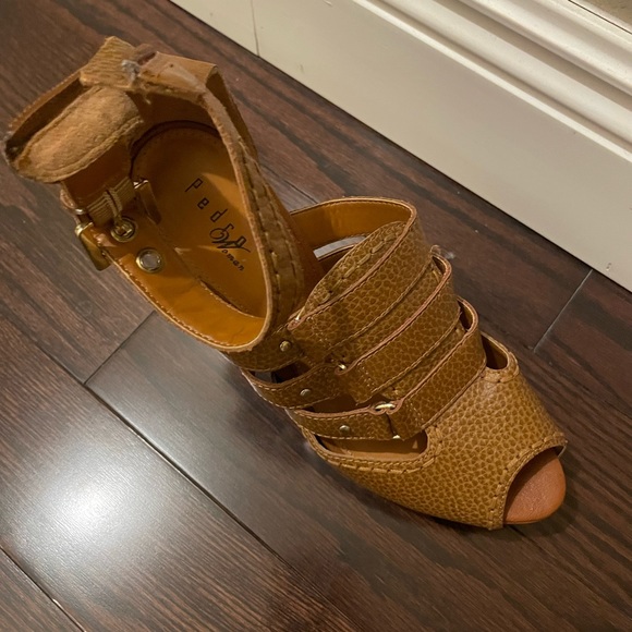 Tan heels in size 37 - Picture 3 of 3